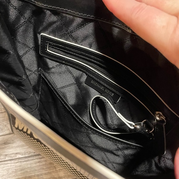 Like new purse. Only used once - Picture 3 of 3